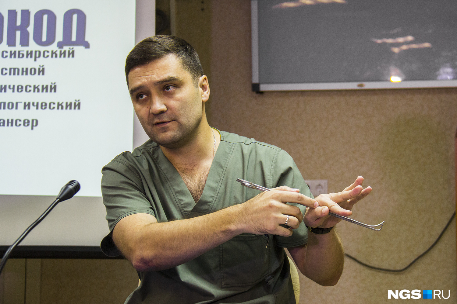 Вадим Козлов показывает дорогие инструменты, которыми хирурги сделали необычную операцию