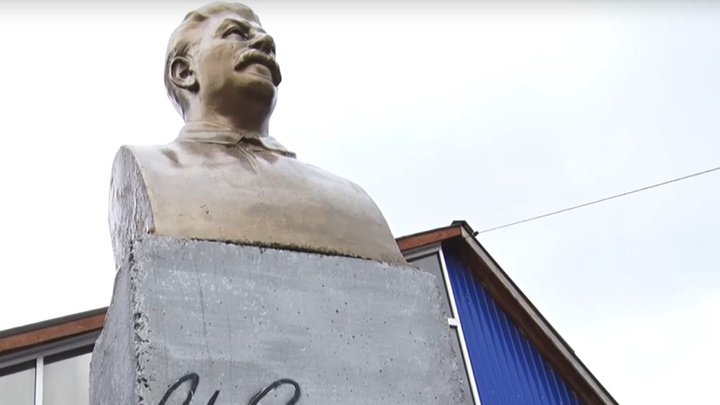«Стал мне кумиром, когда учил историю с ребенком»: житель Ачинска установил во двор памятник Сталину