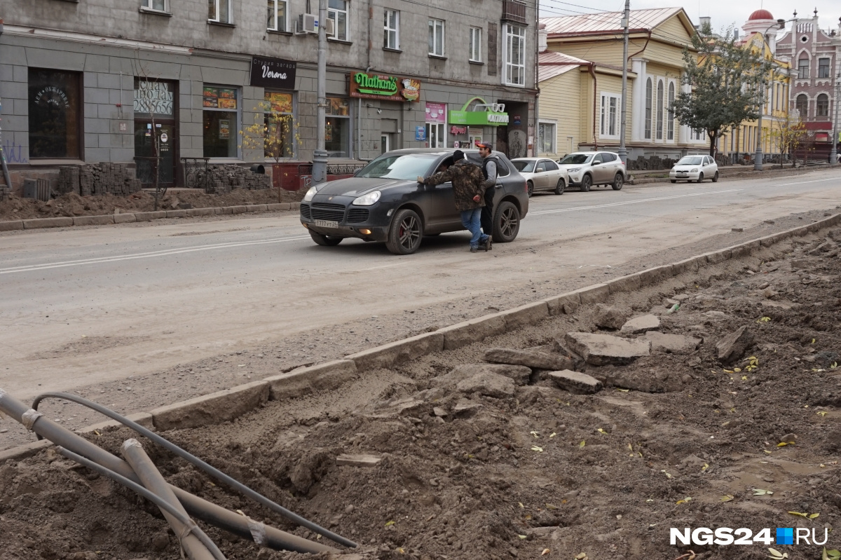 «Да уже скоро закончим, что вы хотите?» — улыбаясь заявляет один из рабочих, однако его начальник пресекает наш диалог фразой «Без комментариев!» и усаживается в свой внедорожник.