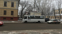 По Красноярску пассажиров возил автобус с отваливающимся окном