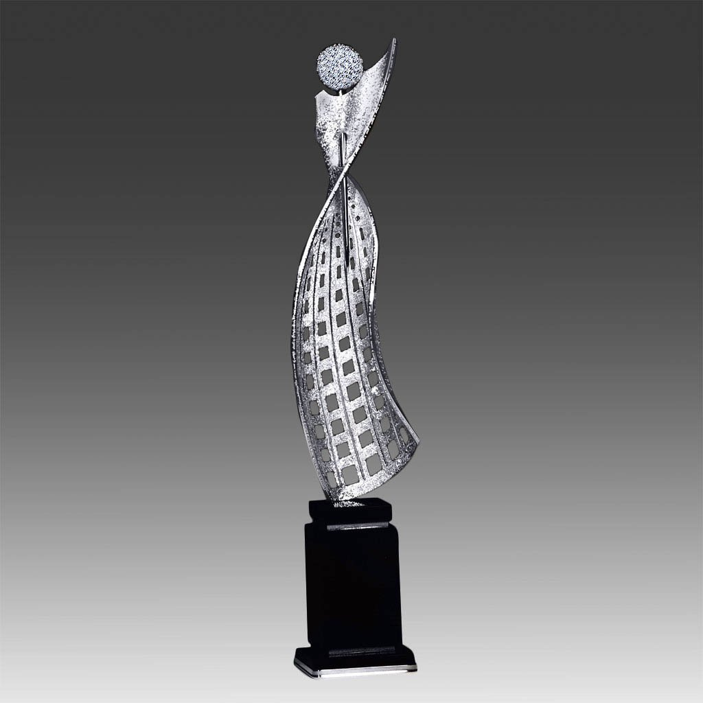 Премия, созданная для фестиваля моды «Бриллиантовая булавка» в Перми в 2000 году. В скульптуре изображен лоскут ткани, пронзенный портновской булавкой