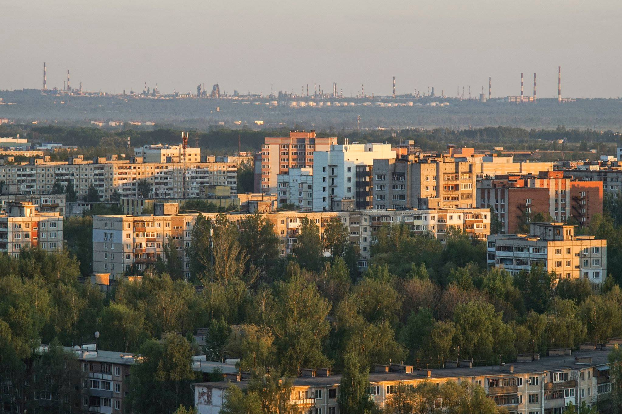 С крыш Дзержинского района можно увидеть даже НПЗ.