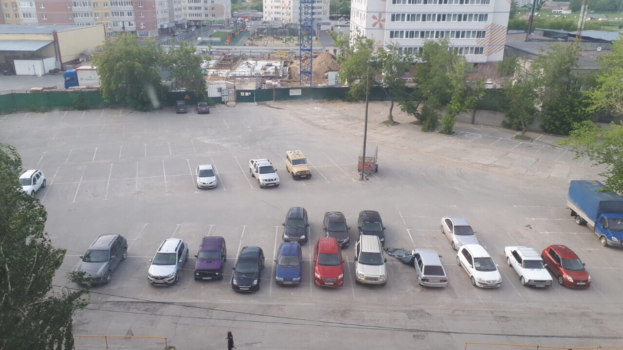 А так обычно выглядит парковка перед подъездами: машины жителей не занимают и половины свободного места