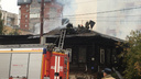 В Перми возле Центрального рынка сгорел расселенный барак. Видео