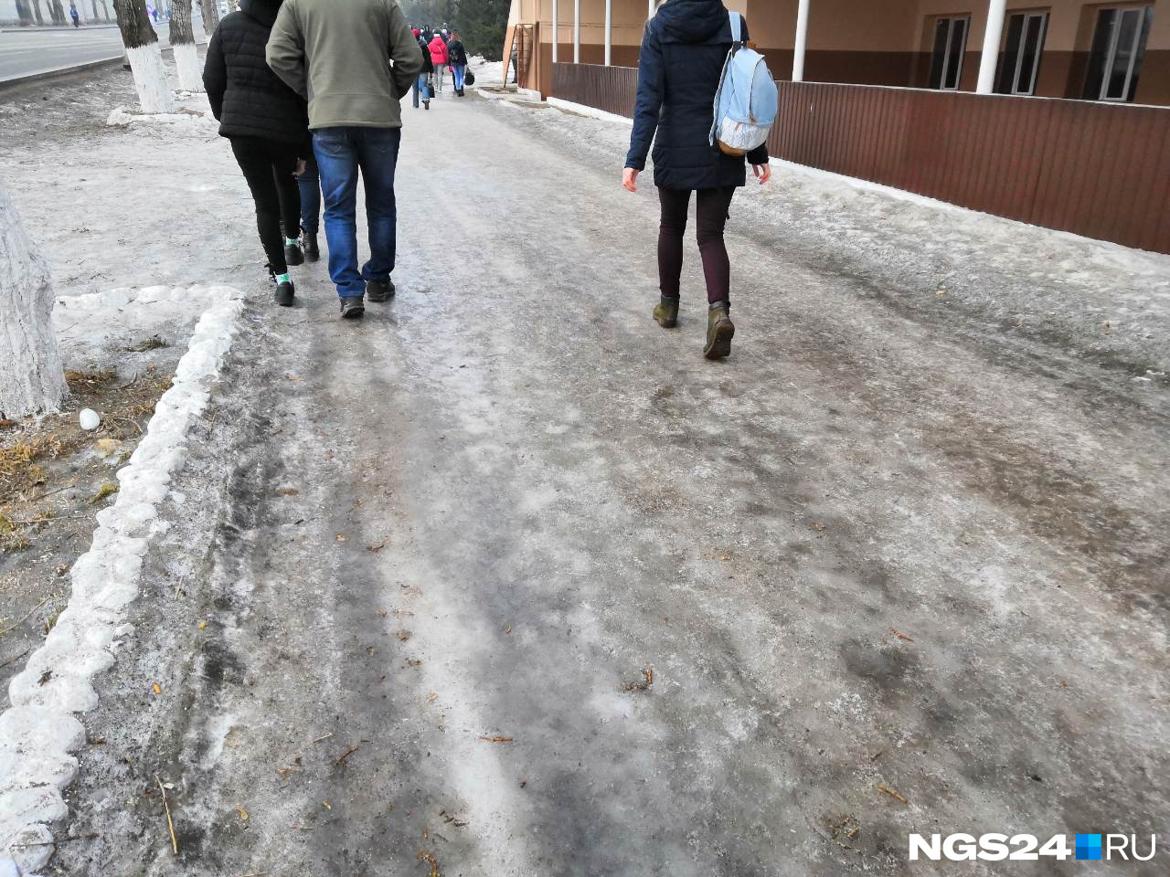 Путь в гору приходится преодолевать по гололёду Путь в гору приходится преодолевать по гололёду