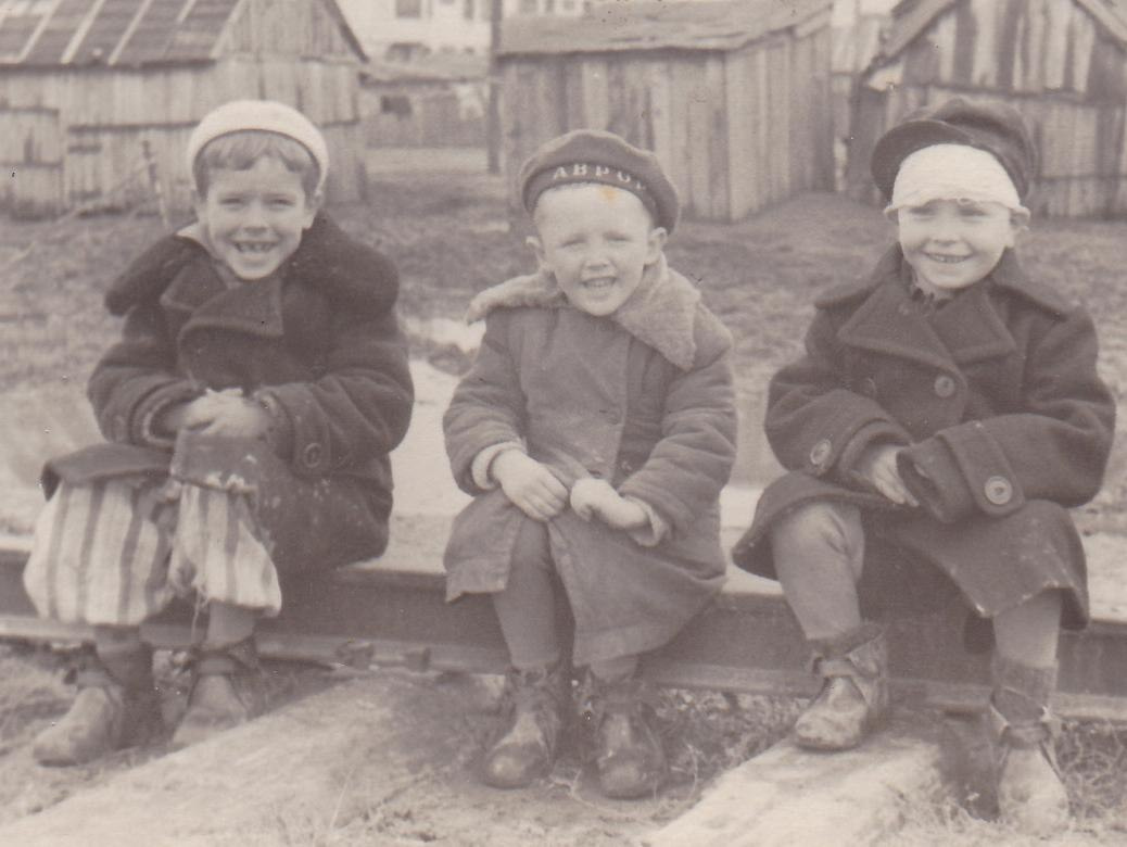 Три богатыря. Тарная база, ул. Советской Армии, щитковые дома, 1953–1954 гг. Три богатыря. Тарная база, ул. Советской Армии, щитковые дома, 1953–1954 гг.