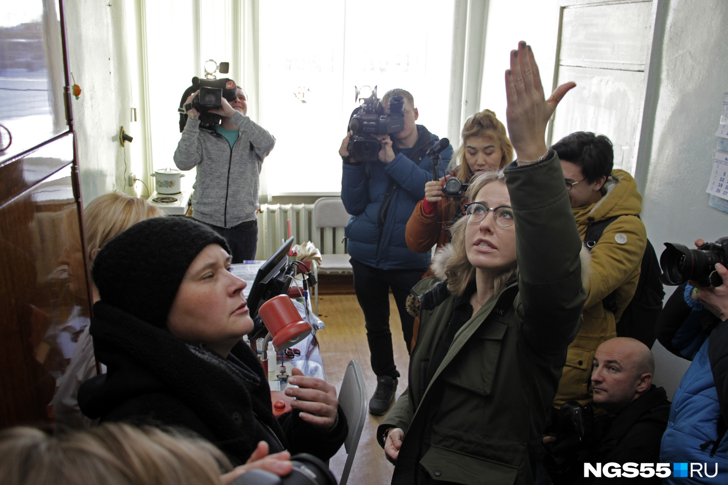 Ксения Собчак показывает на потолок в кабинете отоларинголога