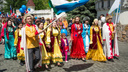 «Мы живем в России, и нам хорошо!»: парад Дружбы народов объединил тысячу челябинцев