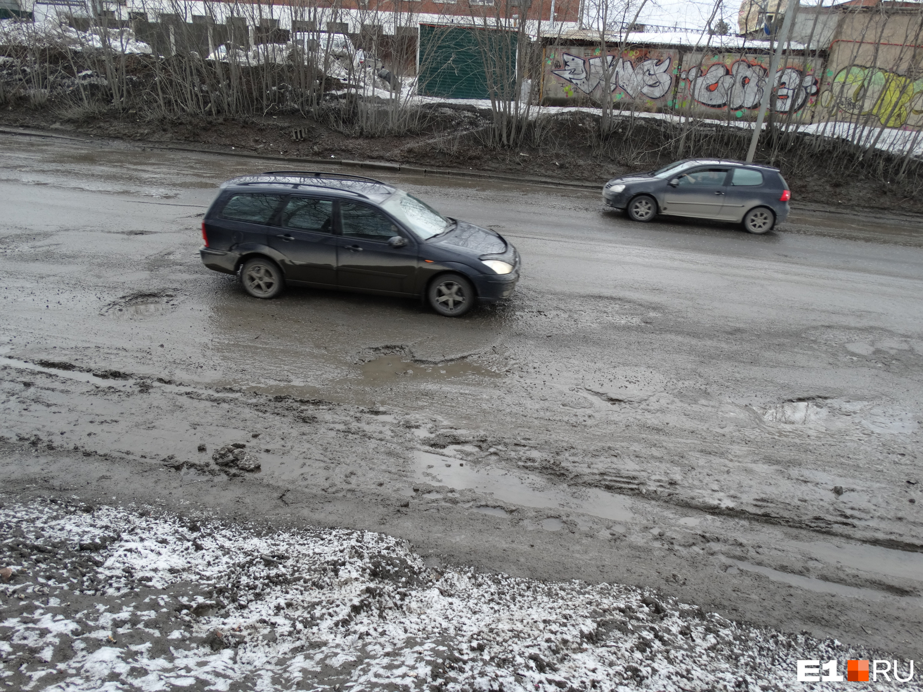 С наступлением весны становится видно, что многие дороги Екатеринбурга находятся в плачевном состоянии. На снимке — Шефская