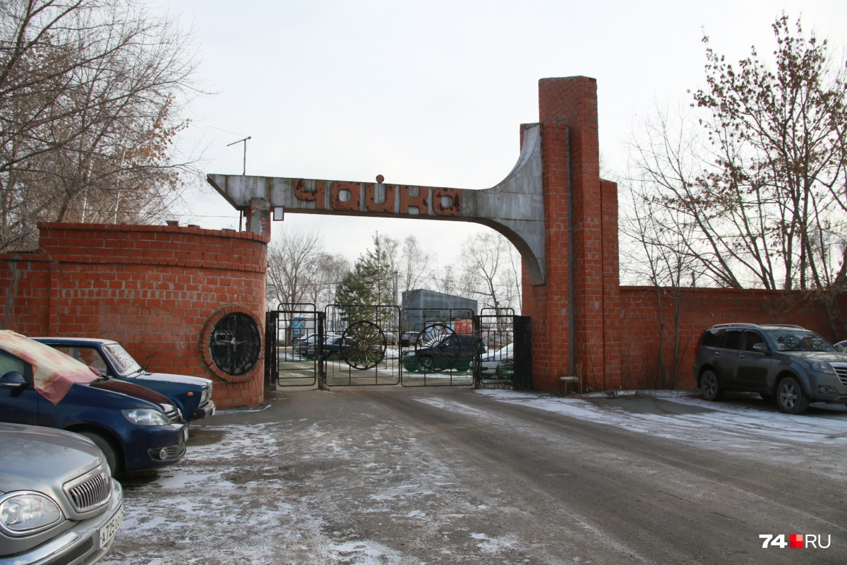 На территории бывшего лагеря расчищают площадку под стройку коттеджей На территории бывшего лагеря расчищают площадку под стройку коттеджей