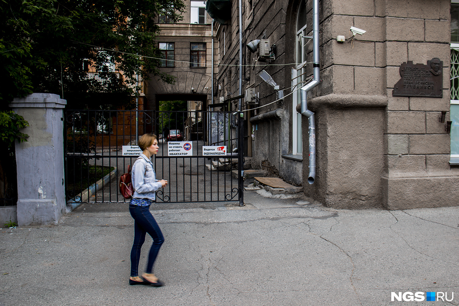 Жителей близлежащих домов особенно возмутило, что их дворы превратились в туалеты — жильцы дома по ул. Ленина, 18 решили поставить калитку, закрывающую доступ к дому