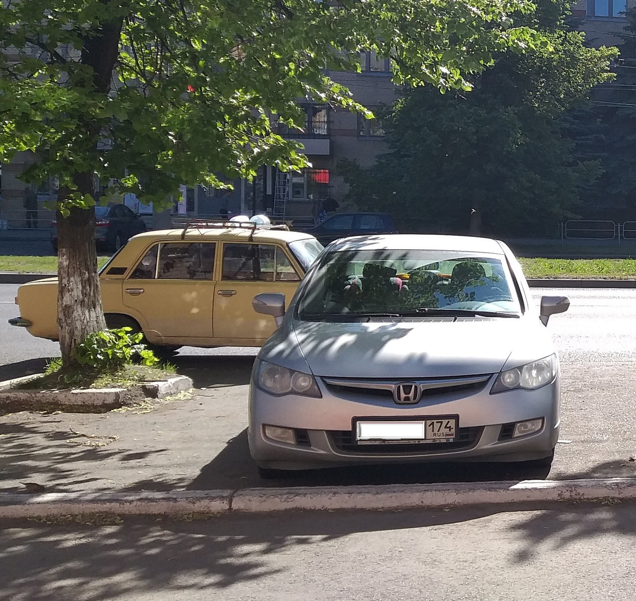 А вот случай почти трагикомический: <br>— Парковка у магазина «Пятёрочка» на Гагарина, 58, раннее утро, кругом никого, — пишет автор снимка. — Чем руководствовался водитель «копейки», блокируя единственную машину на парковке, остается догадываться<br>