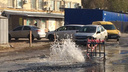 В Ростове двое суток из трубы бьет коммунальный фонтан