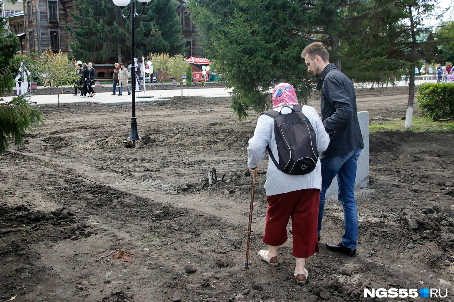 Бабушка пошла на звуки праздника Бабушка пошла на звуки праздника