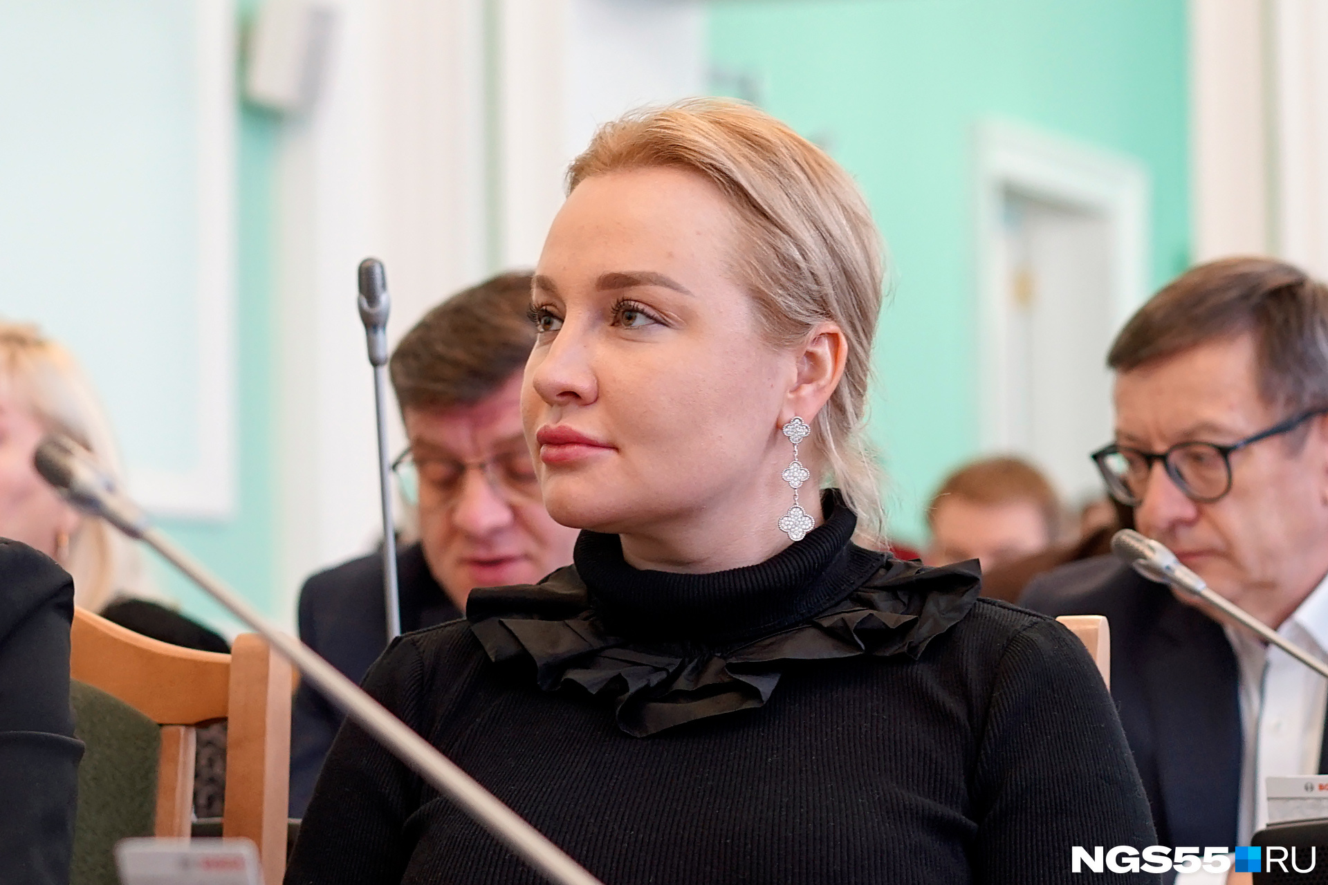 Лариса Горностаева нечасто заходит в горсовет — видимо, слишком много работы