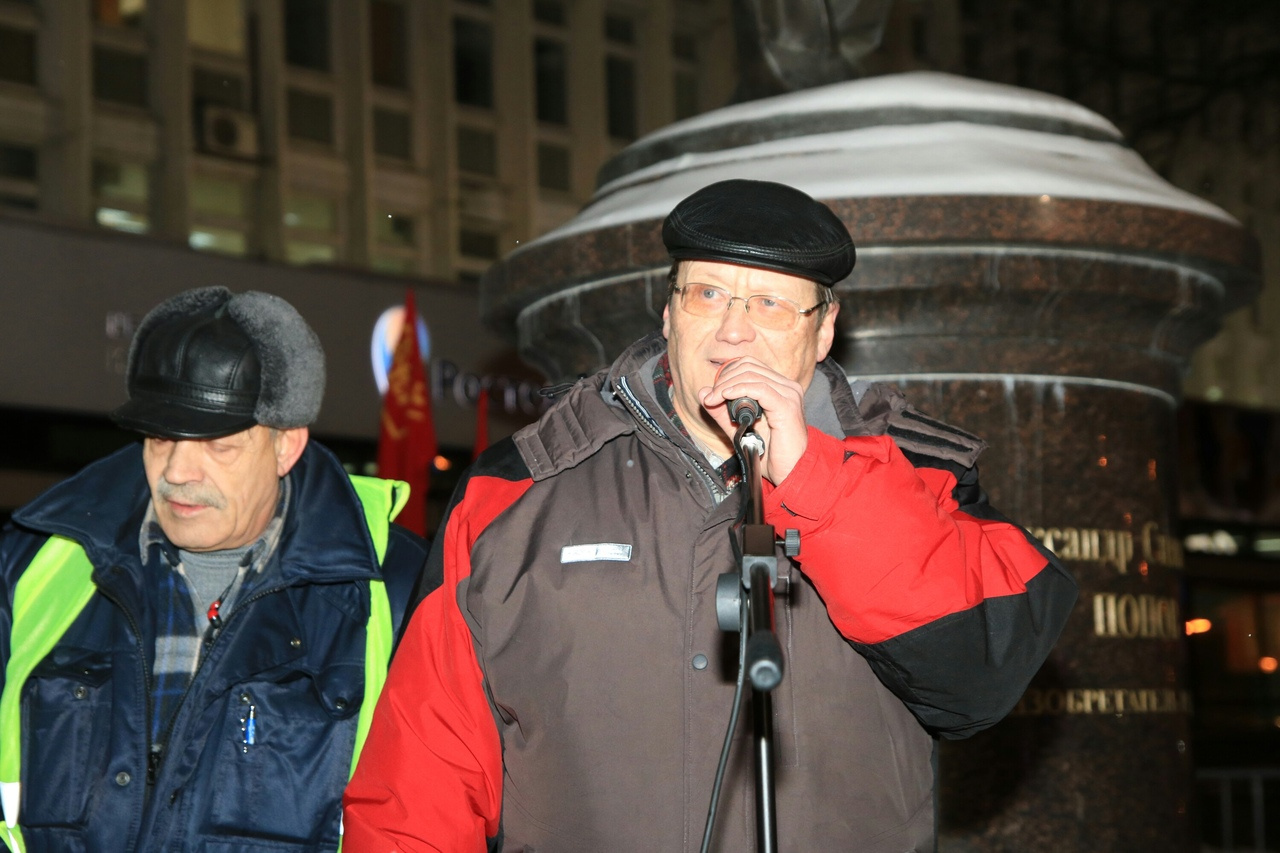 У микрофона организатор митинга Михаил Касимов