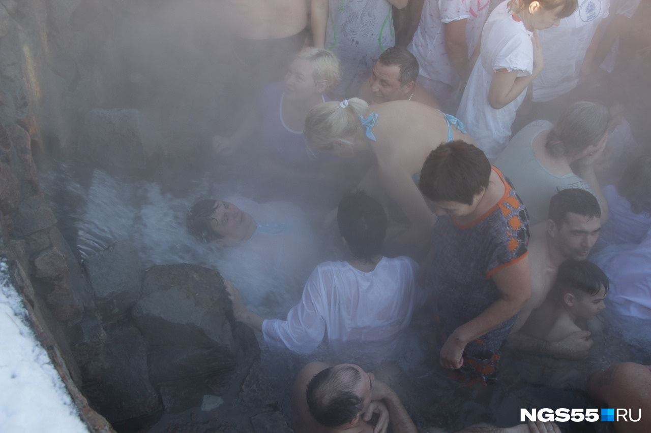 В омских купелях было так людно, что от воды шел пар В омских купелях было так людно, что от воды шел пар