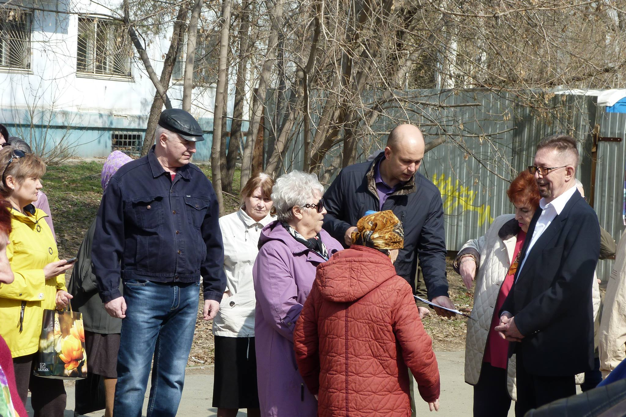 Представители застройщика уверяли жителей дома, что всё законно Представители застройщика уверяли жителей дома, что всё законно