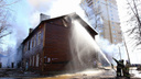 Бросился со второго этажа: в Ярославле из горящего дома выпрыгнул мужчина
