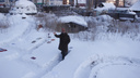Новосибирцы разложили в снегу картины и согрелись от зажжённой «ядерной» снежинки
