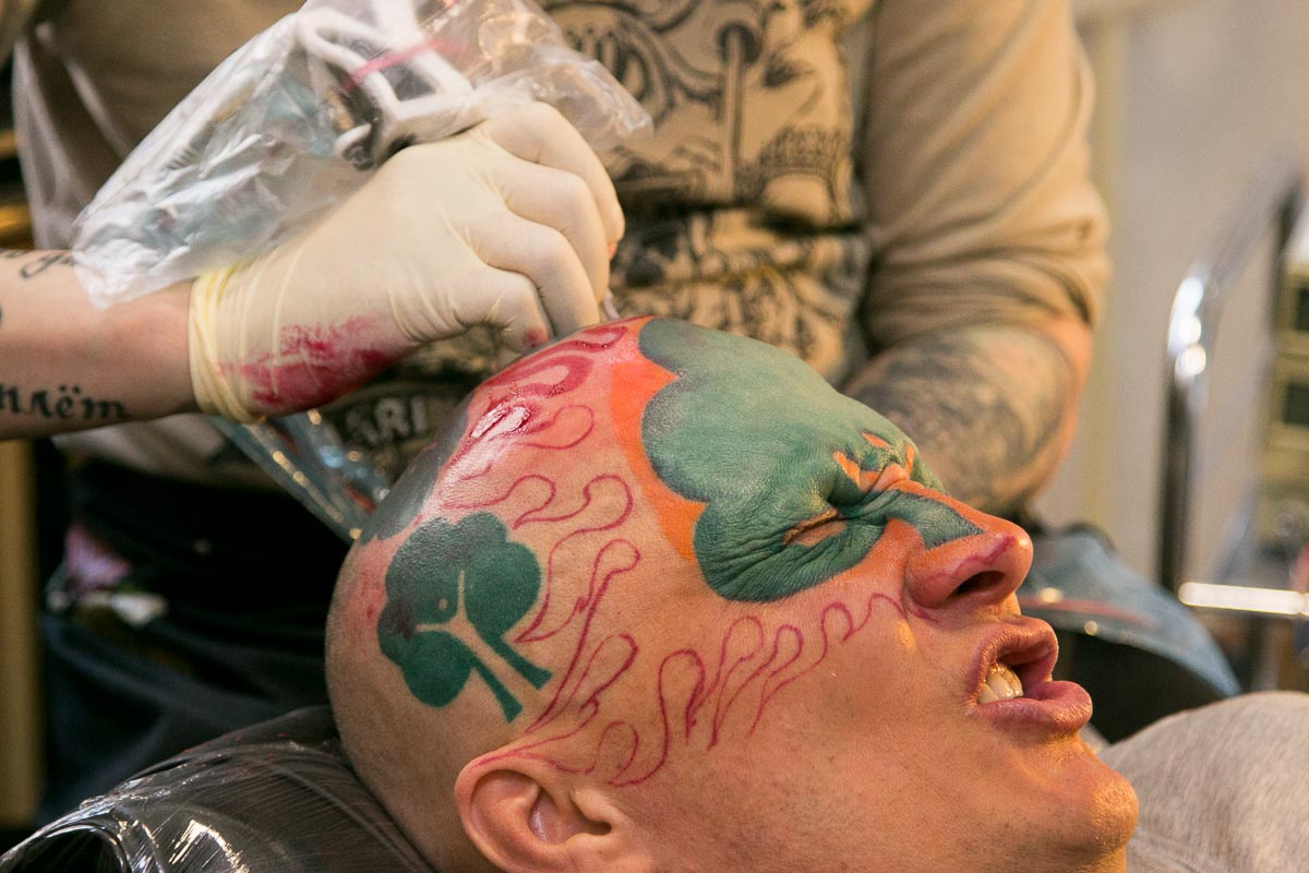 Почему татуировки на лице набивают сегодня?