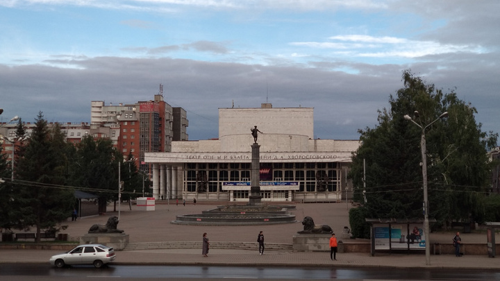 Новое имя театра оперы и балета появилось на фасаде к приезду семьи Дмитрия Хворостовского