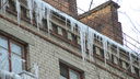 На Южном Урале снег с крыши обрушился на школьницу