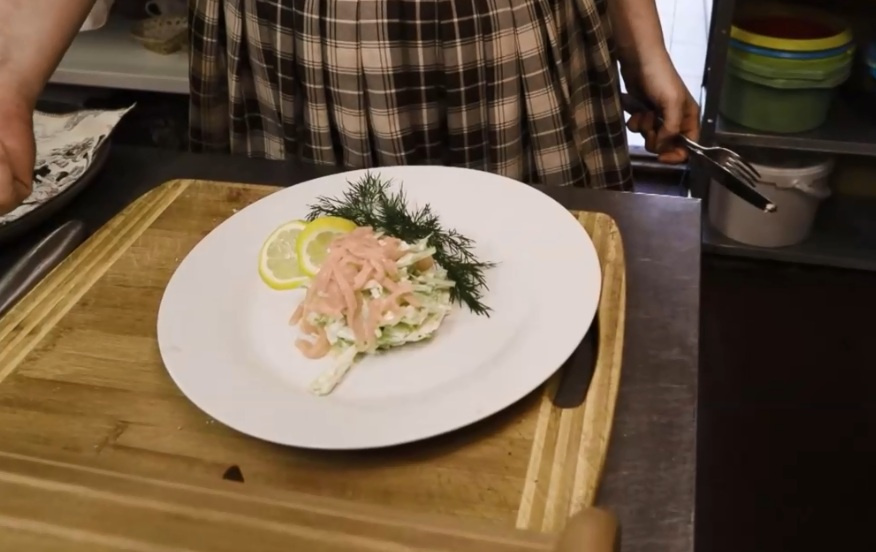 Из-за кусочка рыбы на ободке этой тарелки шеф-повар отказался от блюда
