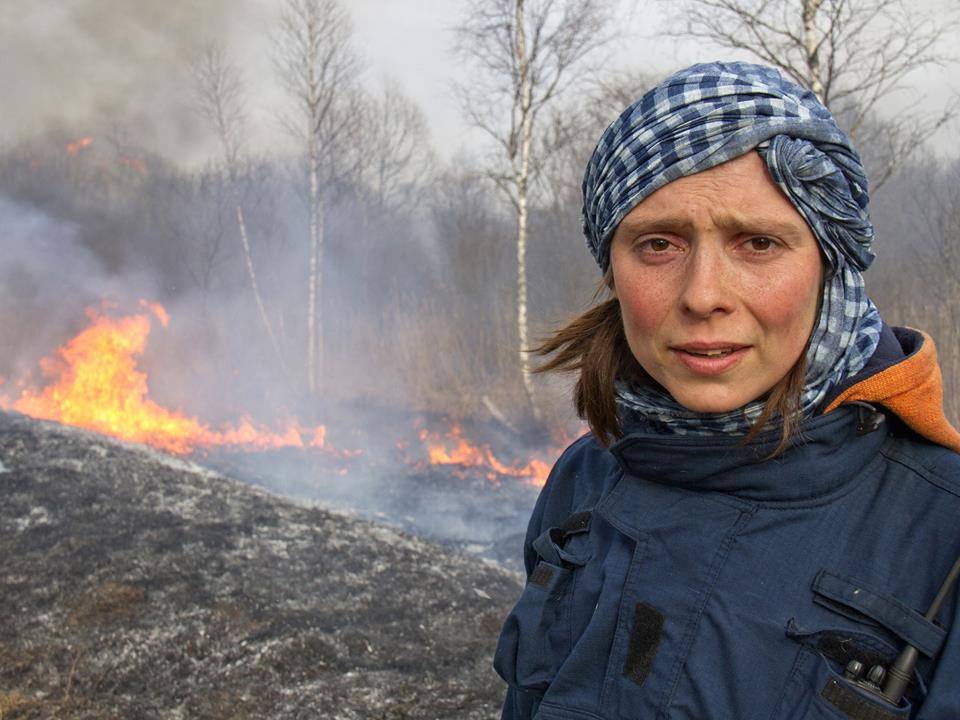 Дина Хитрова знает, что чаще всего пожары происходят из-за незатушенных костров и брошенных окурков Дина Хитрова знает, что чаще всего пожары происходят из-за незатушенных костров и брошенных окурков