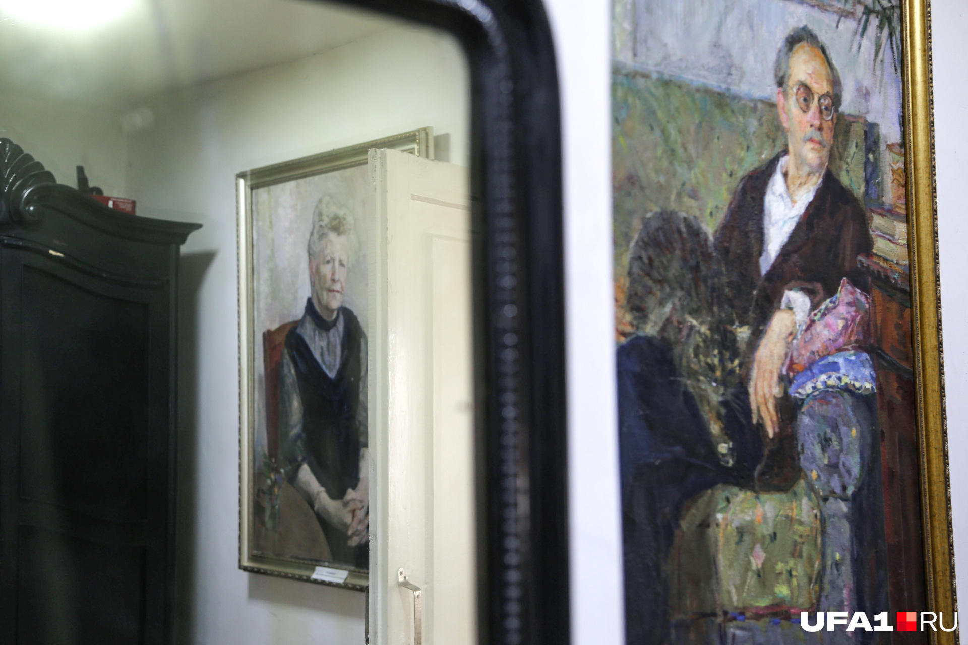 На входе в дом посетителей встречают портреты его хозяев Александра Эрастовича и Антонины Николаевны