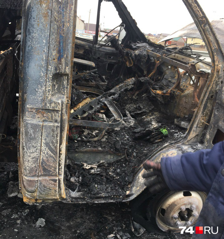 Огонь уничтожил обшивку кабины, покрышки и частично кузов Огонь уничтожил обшивку кабины, покрышки и частично кузов