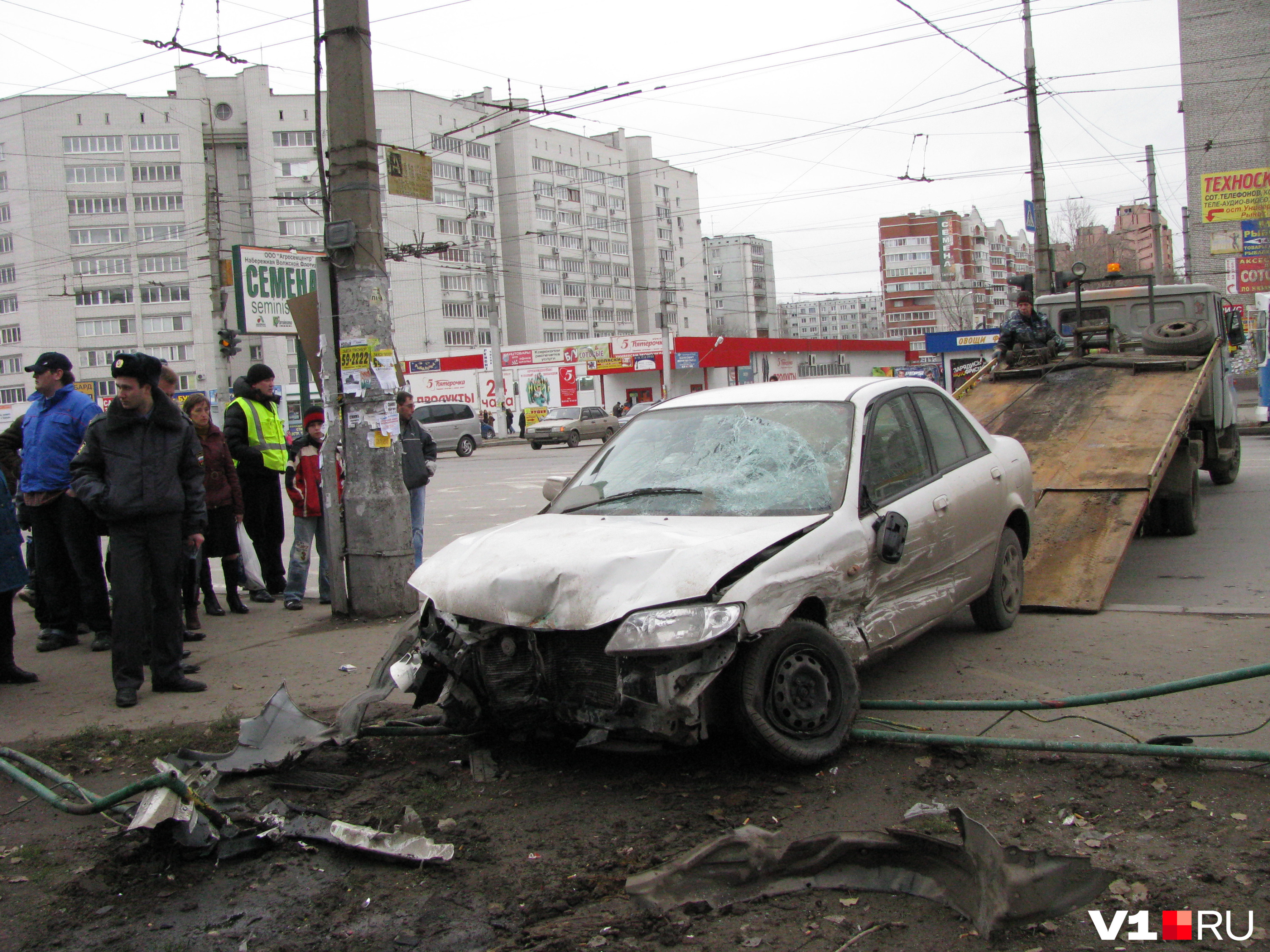 В Волгограде кислородными баллонами защитили перекресток на Спартановке после жуткого вылета машины в 2009 году