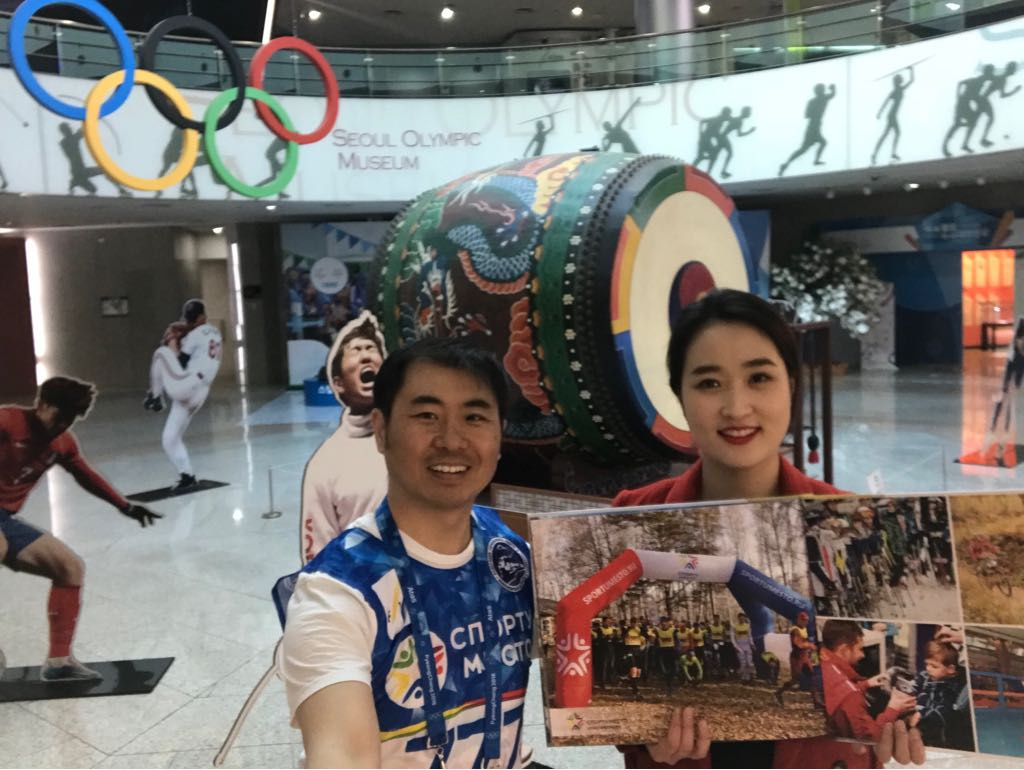 Денис Тян передал фотоальбом с видами Новосибирска в Олимпийский музей