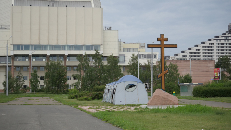 На первой службе в храм-палатке на Стрелке православные молились за строителей