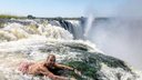 Путешественник из Новосибирска доехал до крупнейшего водопада Африки, чтобы полежать на его краю