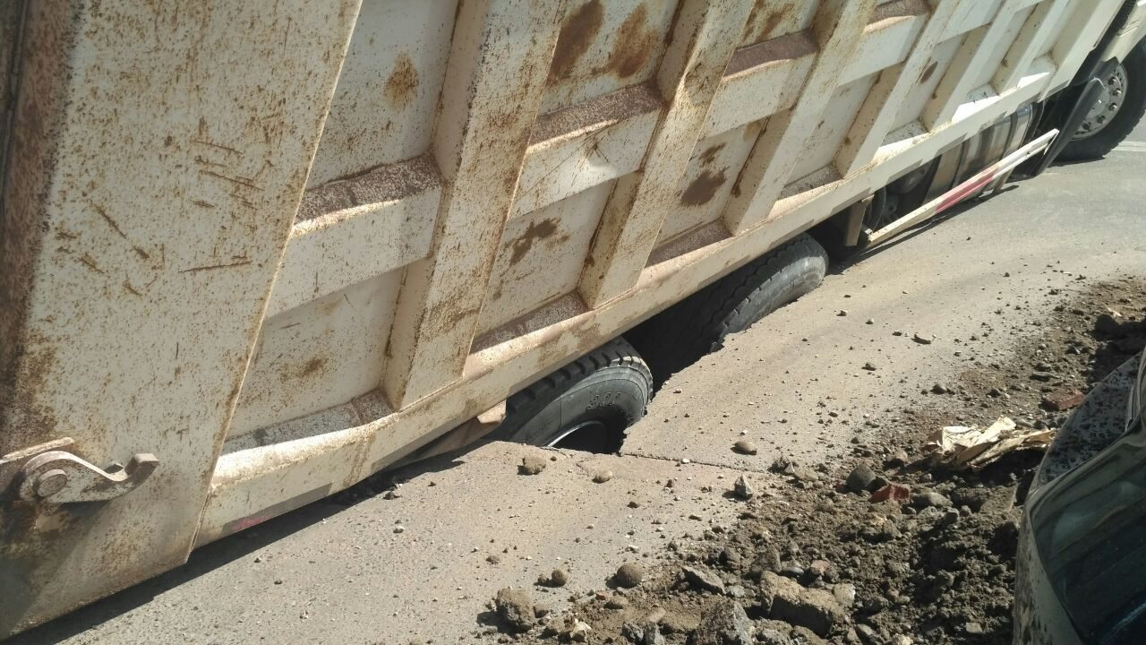 Машина застряла в яме задними колесами Машина застряла в яме задними колесами