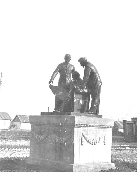 Памятник в Палласовке: Ленин, Сталин и, предположительно, Калинин