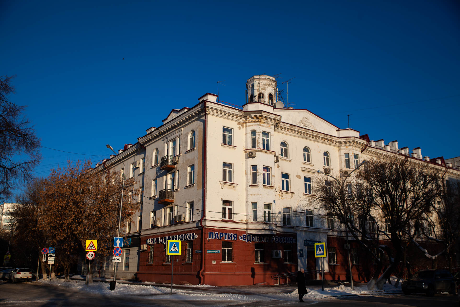С тех пор башенка только ветшала С тех пор башенка только ветшала