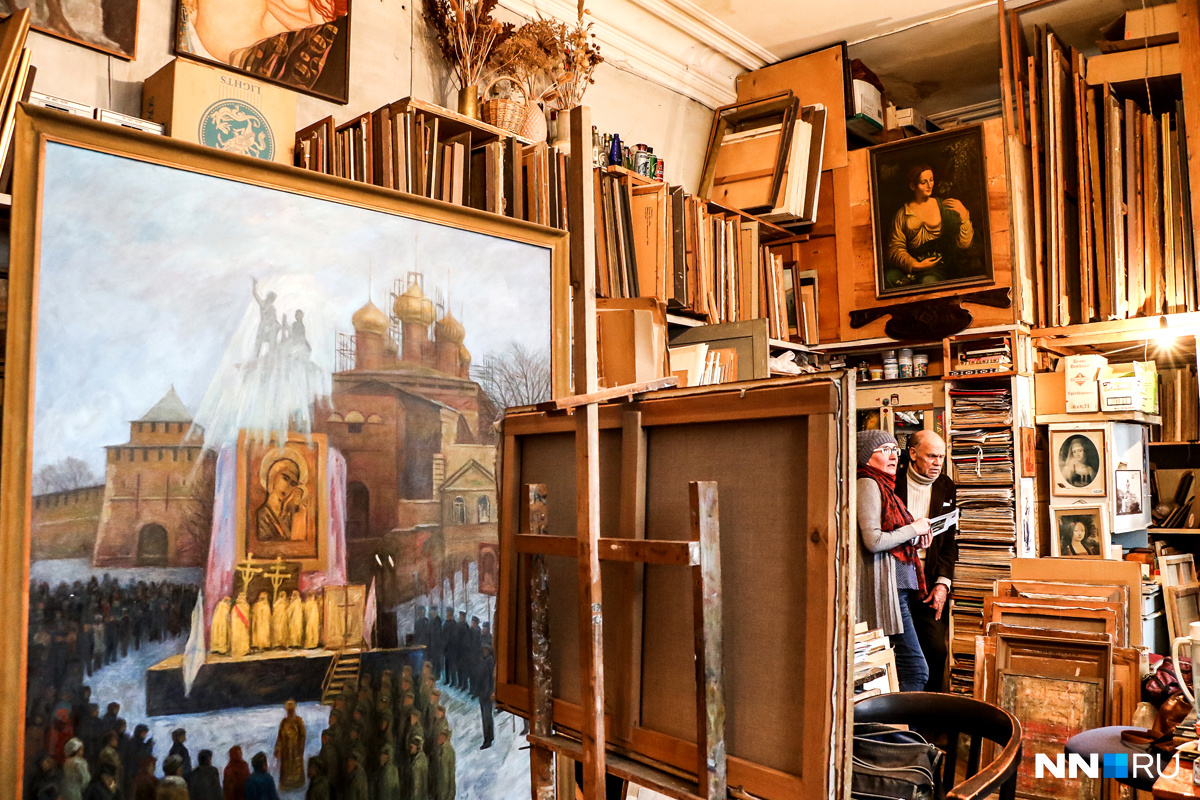 Вся мастерская Ивана Еськова буквально до потолка заполнена его работами
