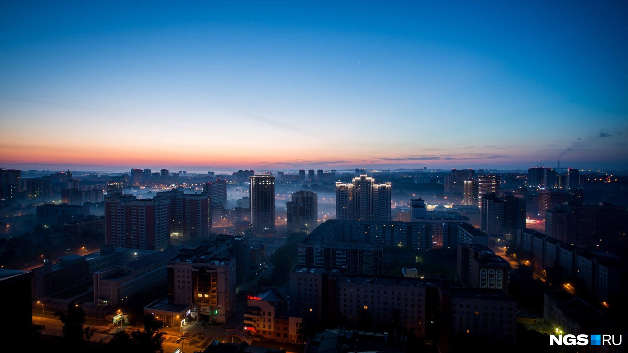 Красивый рассвет над Новосибирском и ещё 13 городами России можно увидеть в таймлапсе по <a href="https://ngs.ru/text/gorod/2017/08/16/50896691/" target="_blank" class="_">ссылке</a>. Фото Александра Ощепкова