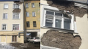 На Ново-Садовой обрушился отреставрированный к ЧМ-2018 фасад дома