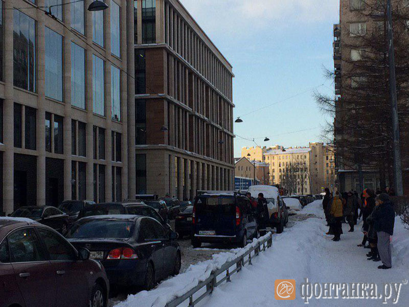 Пока продолжается проверка, чиновники из «Невской Ратуши» вынужденно коротают время на улице или отправились на ланч