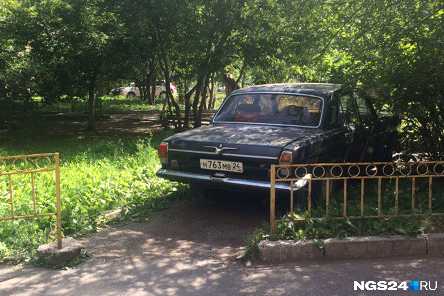 «Волга» стоит на пешеходной дорожке уже не первый год «Волга» стоит на пешеходной дорожке уже не первый год