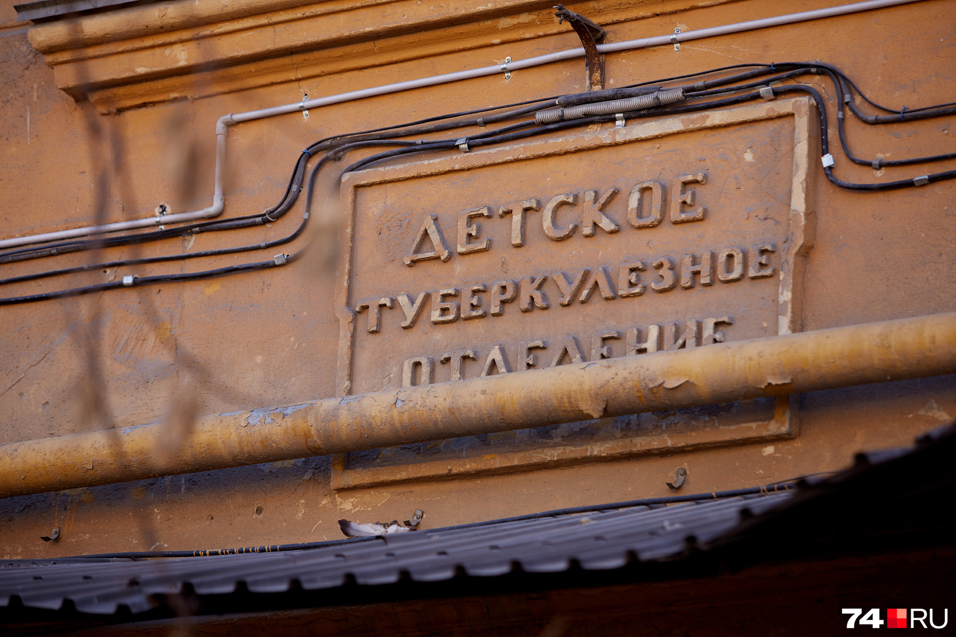 На первом этаже дома со старых времён сохранились вывески На первом этаже дома со старых времён сохранились вывески