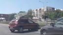 Погнули забор: напротив ТЦ «Московский» в Самаре Toyota столкнулась с Renault Sandero