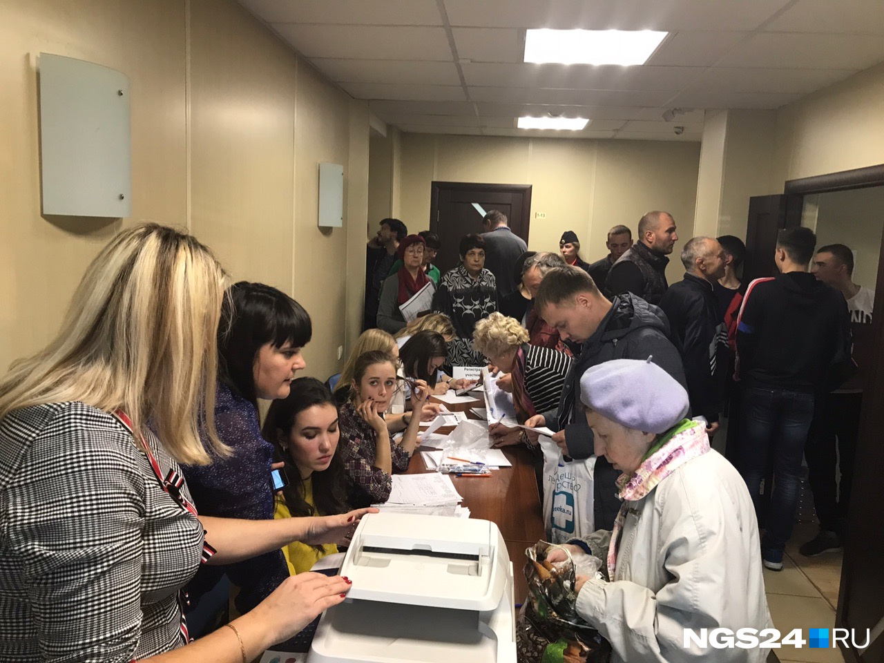 Люди стояли в очереди, чтобы зарегистрироваться и попасть в уже заполненный малый зал Люди стояли в очереди, чтобы зарегистрироваться и попасть в уже заполненный малый зал
