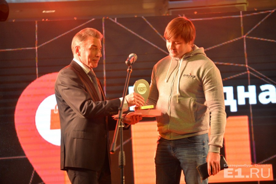Юрий Демин вручил статуэтку победителю в номинации «Фитнес-центр года»