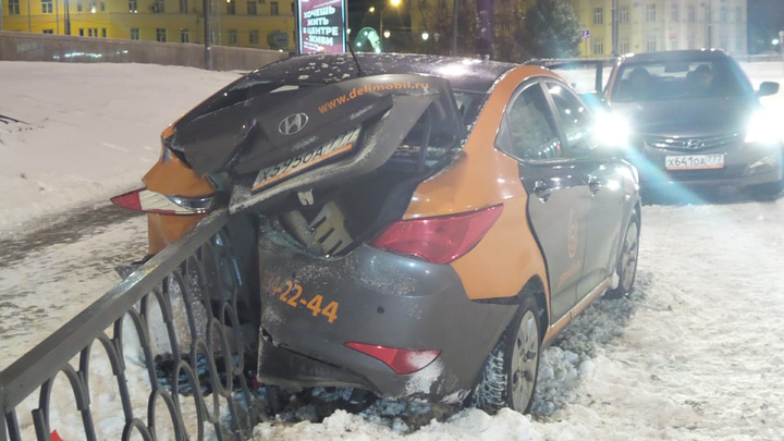«Неудачный дрифт»: на Свердлова автомобиль каршеринга нанизался на забор