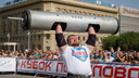 Не перевелись богатыри: в Волгограде самые сильные люди России укатили автобус «Ротора»