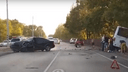 На улице Левобережной в Ростове столкнулись иномарка и автобус